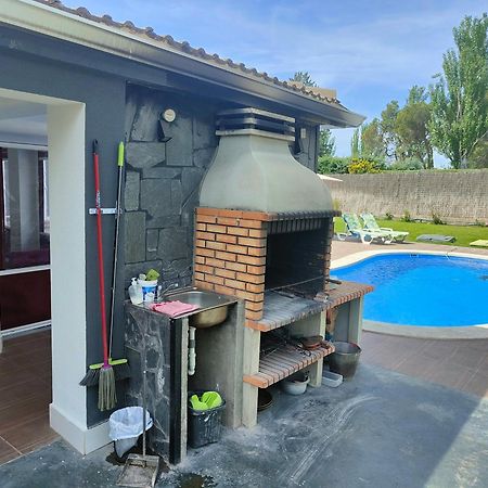 Chalet Con Piscina Y Jacuzzi En Madrid Alquila Habitaciones Algete Bagian luar foto